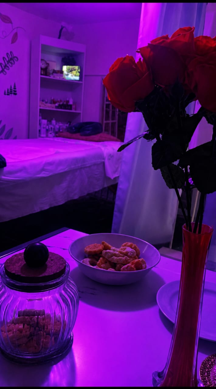 Ambiente do espaço com rosas e velas
